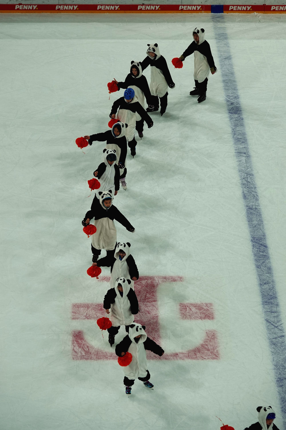 “冰上舞龙”“熊猫溜冰”亮相德国职业冰球赛场