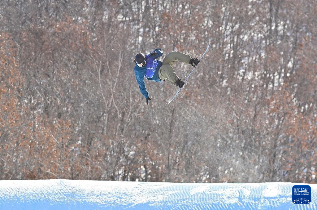 北京队选手杨京翰夺得“十四冬”单板滑雪青年组男子大跳台冠军