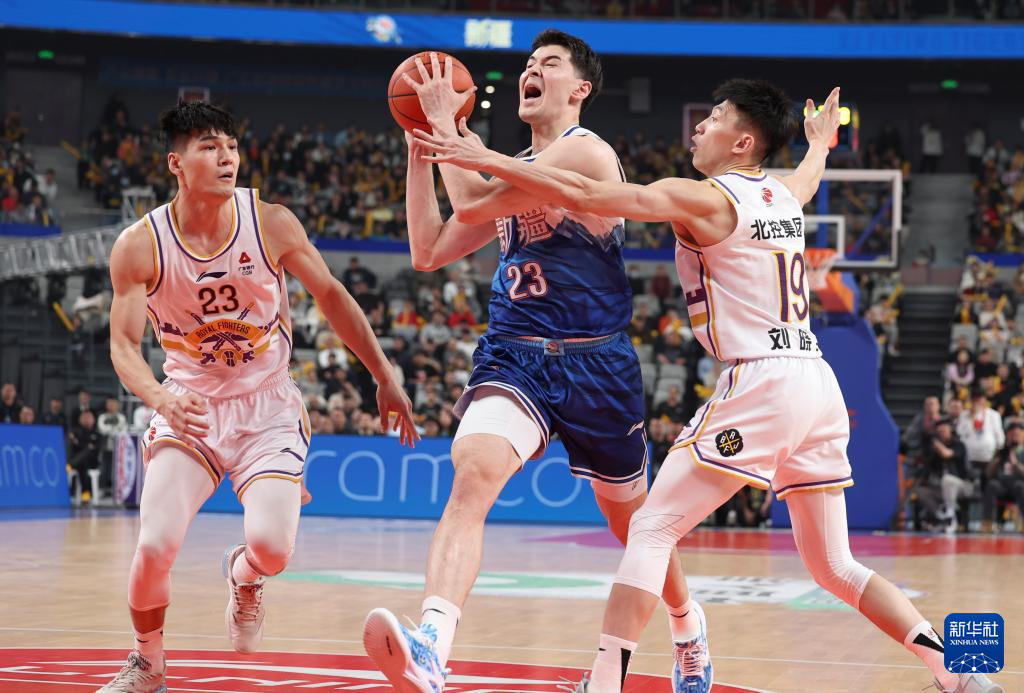 篮球——CBA常规赛：新疆伊力特