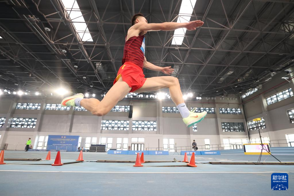 田径——全国室内田径大奖赛南京站：粟文获男子三级跳远冠军