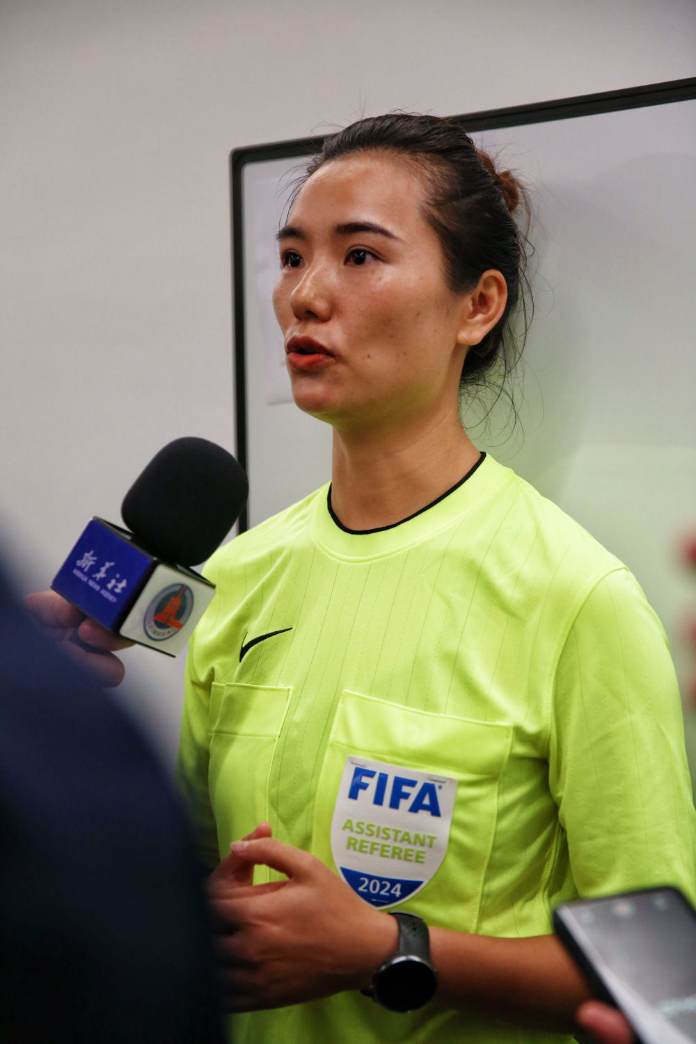 谢丽君成为国内首位执裁男足顶级职业联赛的女裁判