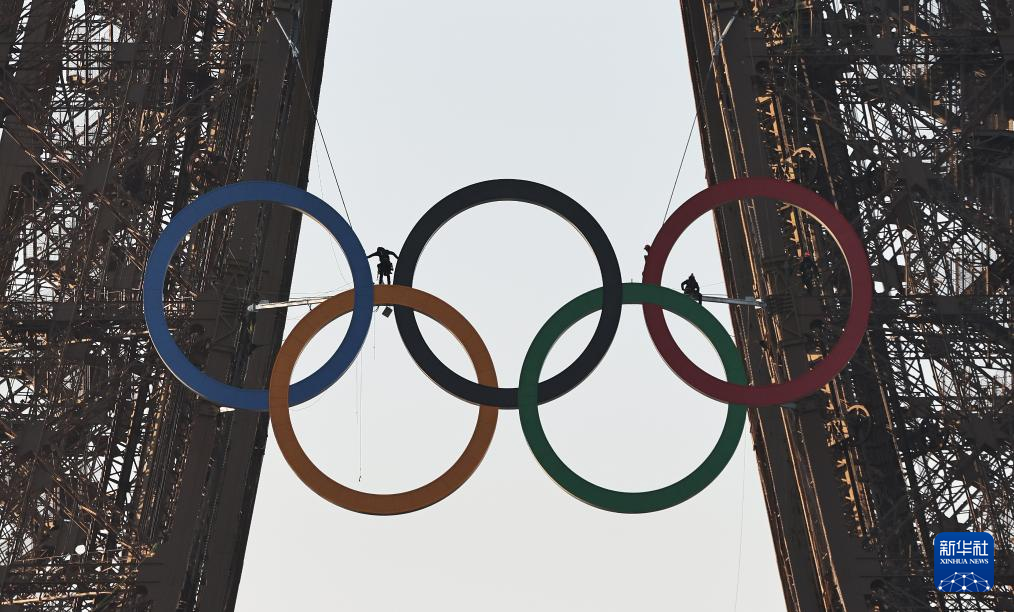 巴黎奥运会｜奥运五环亮相埃菲尔铁塔