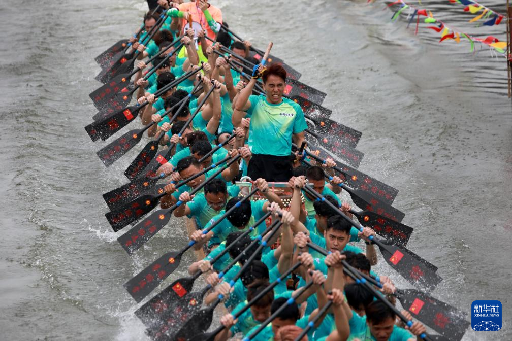 广东传统龙舟公开赛开桨