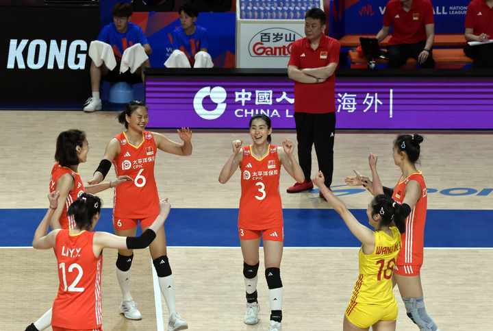 红馆沸腾 中国女排逆转世界第一土耳其队
