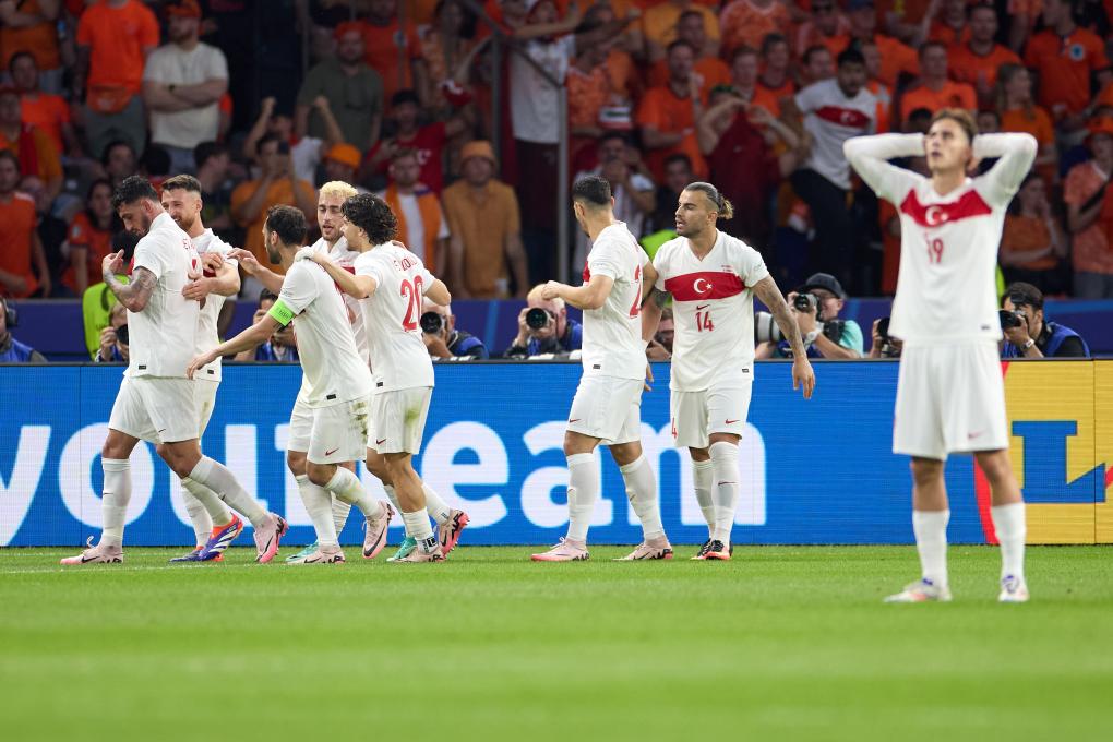 荷兰逆转土耳其 时隔20年再进欧锦赛半决赛