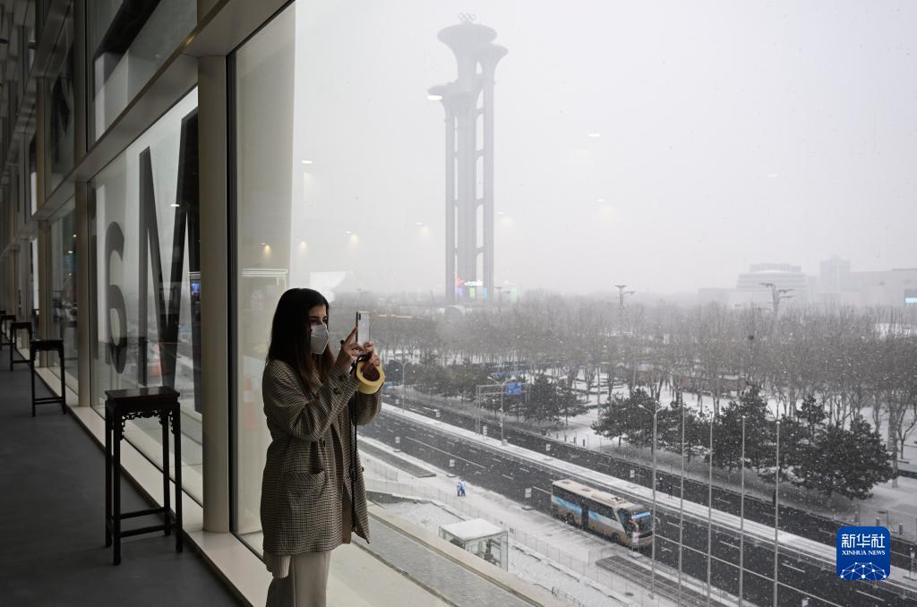 《【好聚彩娱乐待遇】北京冬奥会主媒体中心外雪纷飞》