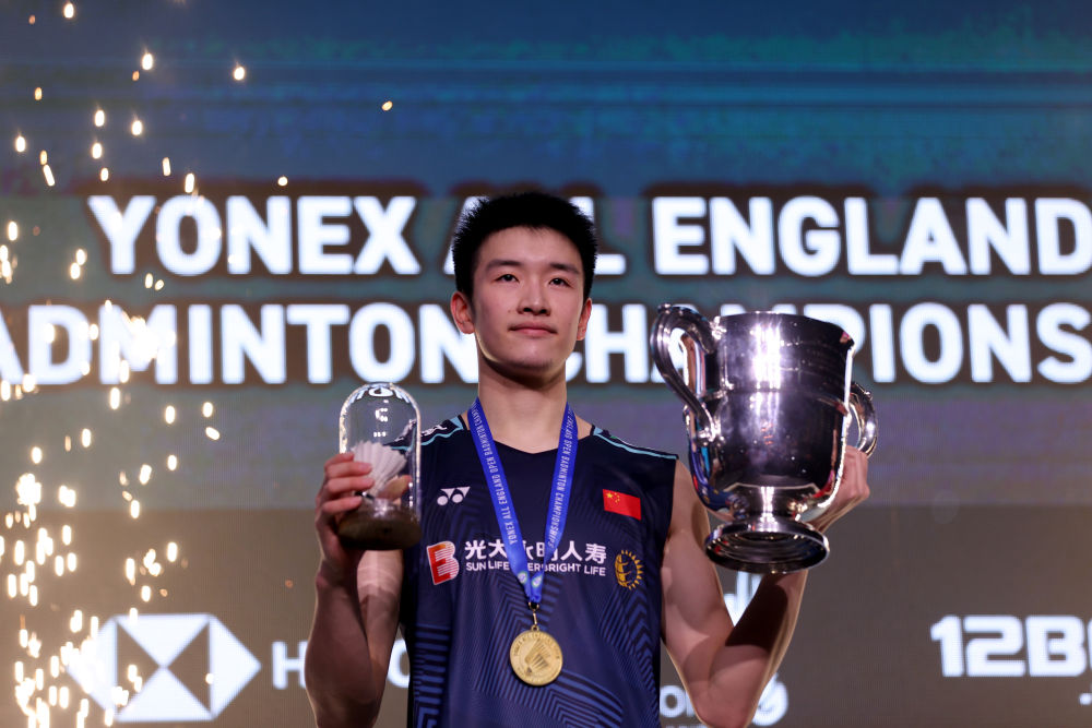 全英羽毛球公开赛19日收官，小将李诗沣直落两局击败师兄石宇奇首次夺冠。