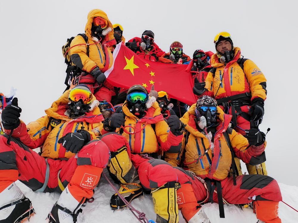 中国登山者勇攀“地球之巅”致敬人类首次登顶珠峰70周年