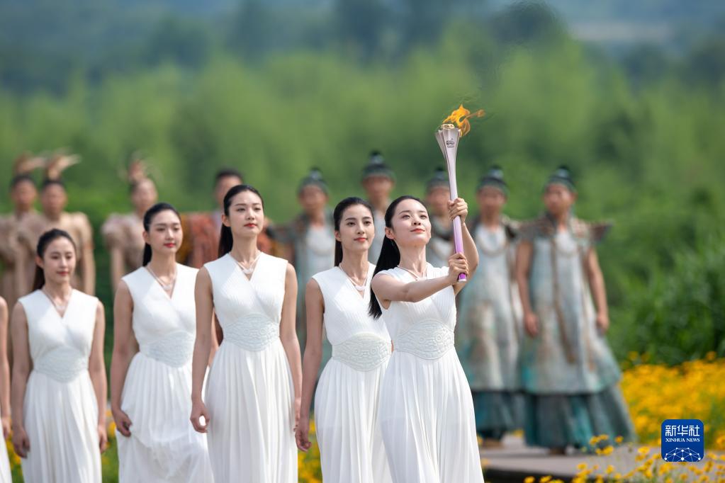 杭州第19届亚运会火种在良渚古城遗址公园成功采集