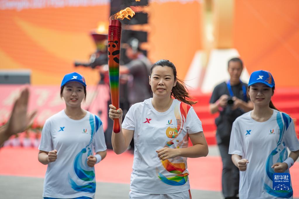 成都第31届天下大学生夏日行动会火炬传递重庆站举行