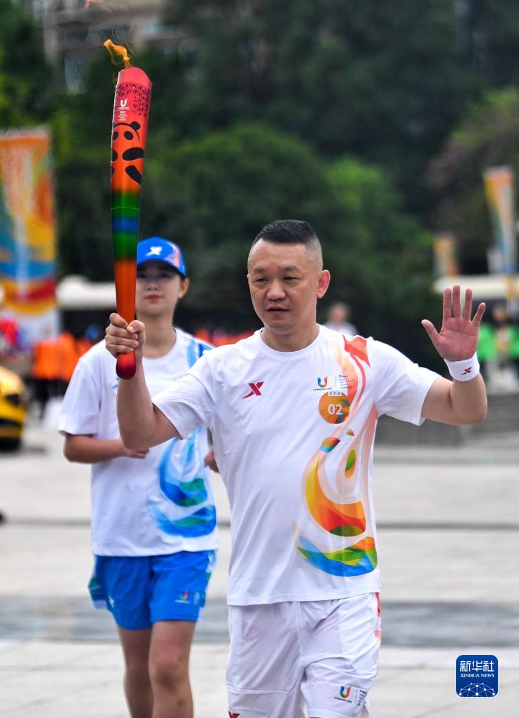 成都大运会火炬在西南财经大学（柳林校区）传递