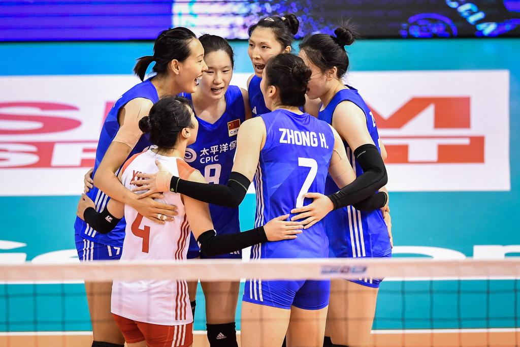 中国女排以3:2惊险逆转卫冕冠军日本队，并以复赛小组第一晋级四强。