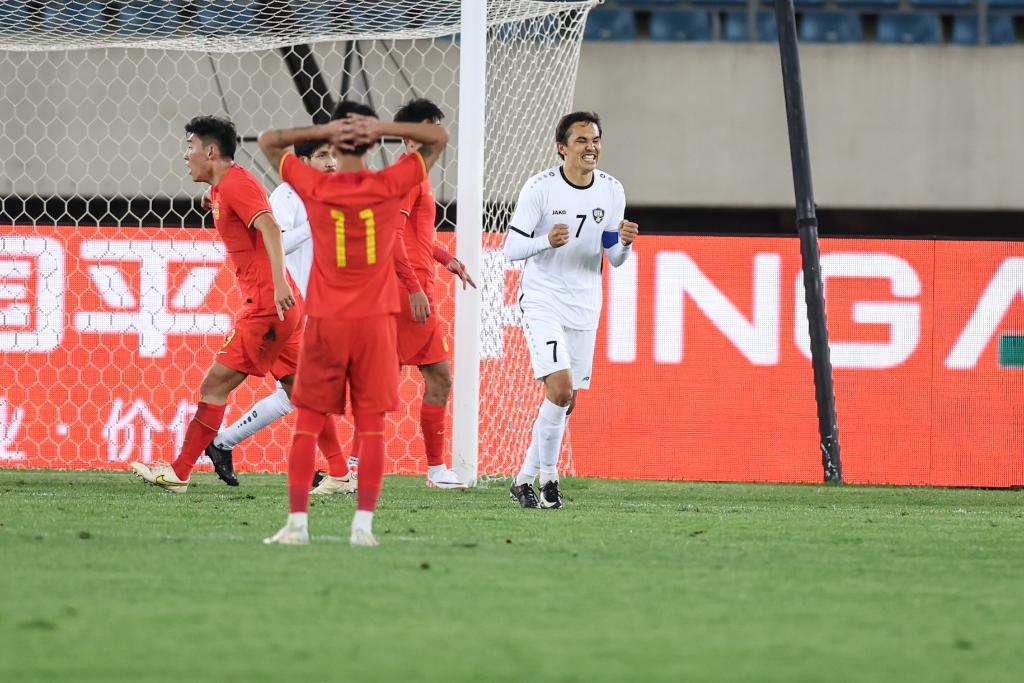 中国男足友谊赛1:2不敌乌兹别克斯坦队