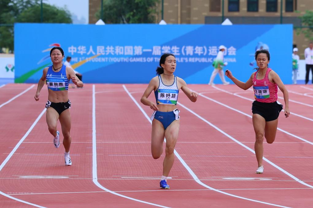 女子100米短跑金牌的浙江队小将陈妤颉以超大学组成绩将女子200米金牌收入囊中