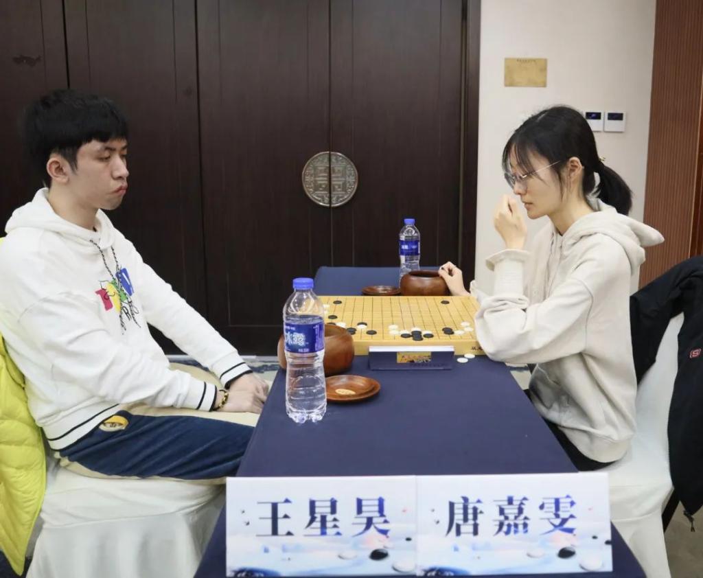 首位女选手闯入中国围棋棋王争霸赛第二轮