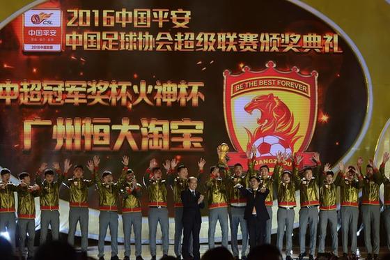 廣州恒大淘寶隊捧起2016中超聯賽冠軍獎杯