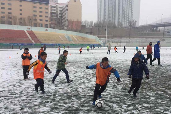 西宁：200多名中小学生雪中踢球 享受运动风雪无阻