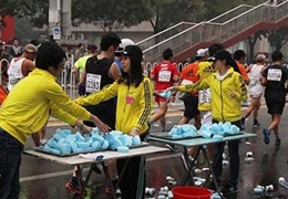 激情馬拉松·活力鲅魚圈㉑|950名志願者磨礪以須為鲅馬提供賽事服務