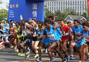 激情马拉松·活力鲅鱼圈㊳|2017营口·鲅鱼圈国际马拉松赛正式鸣枪 16000余名选手在渤海之滨开跑