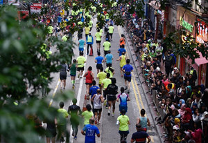 特写：全城奔跑——2018香港渣打马拉松赛在雨中进行