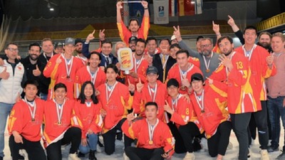 中國男子冰球隊世錦賽全勝奪冠重返甲級