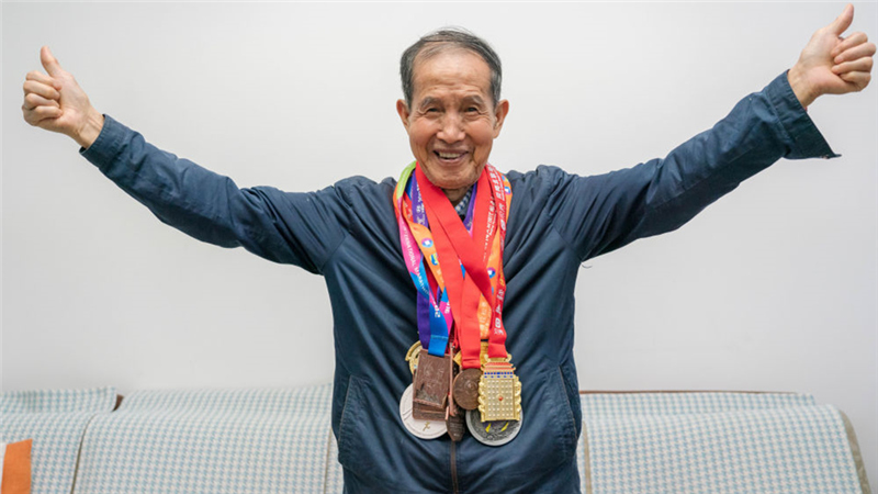 “86歲，依然能跑，依然在跑”——2022北京馬拉松最後一名完賽者的故事