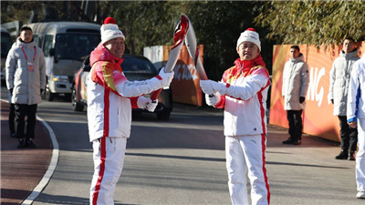 安踏助力冬奧會火炬傳遞 中國品牌點亮奧運夢想