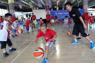 享受篮球运动 小学员与姚明一起过暑假