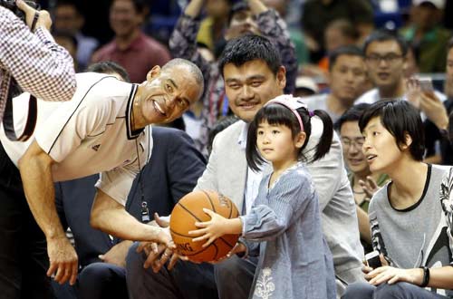 姚明一家捧場NBA中國賽上海站 籃網險勝國王