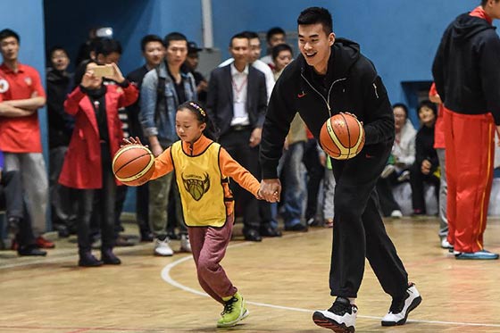 中国男篮飞抵长春与青少年快乐互动