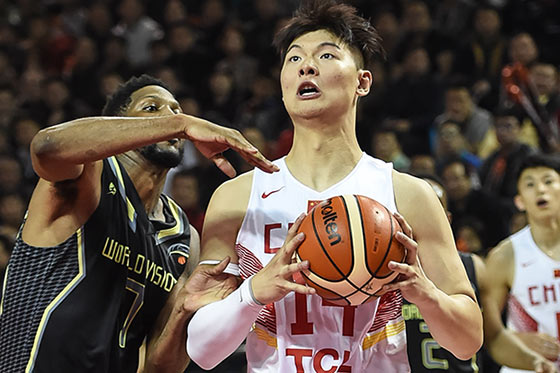 中美对抗赛：中国男篮胜美国职业联队