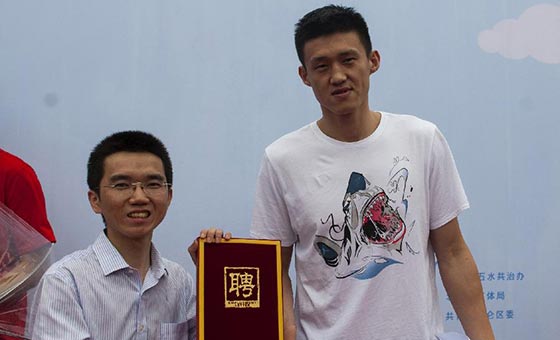 中国男篮队员放生鱼苗 号召共建生态家园