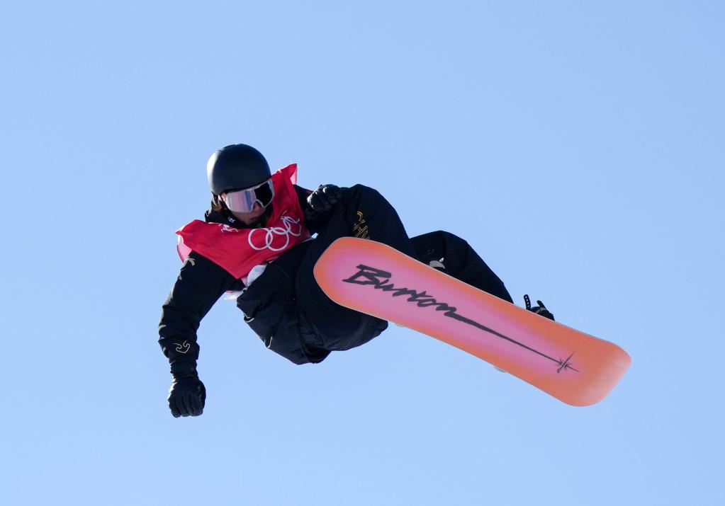 一滑定乾坤苏翊鸣头名晋级北京冬奥会单板滑雪男子坡障决赛