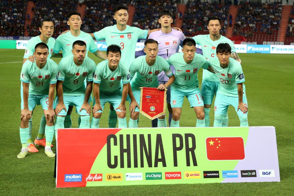 中国男足当月国际比赛一胜一负，位置不变，仍旧排在第79位。
