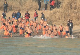 国社@体育丨是“泳”者更是勇者：“我们几乎都在黄河里救过人”