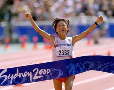 前马拉松世界纪录保持者高桥尚子向世界田联捐献号码布
