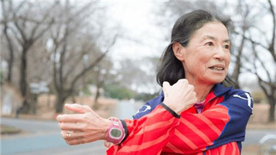 特写｜疯狂的“跑步奶奶”：62岁，3小时内跑完马拉松