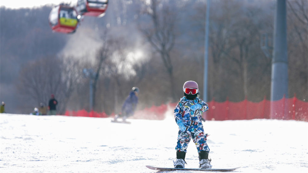 “开板”10天拍了近4000张照片——滑雪摄影师体验吉林新雪季