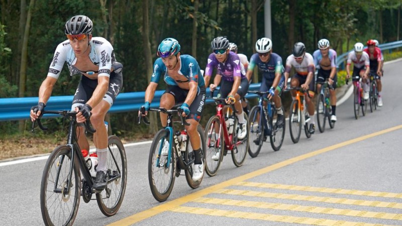 环鄱阳湖国际自行车大赛进行第五赛段的比赛